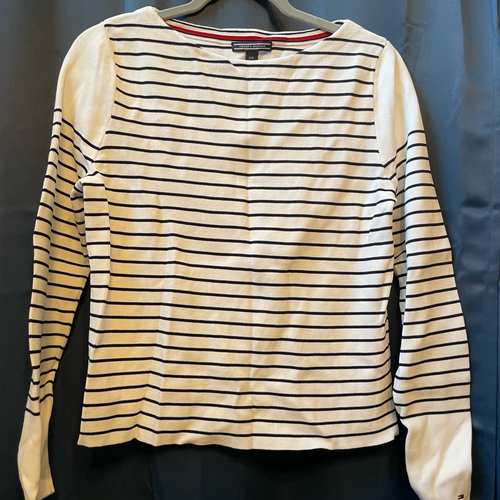 Womens Tommy Hilfiger semi cropped Sweater. Size Large